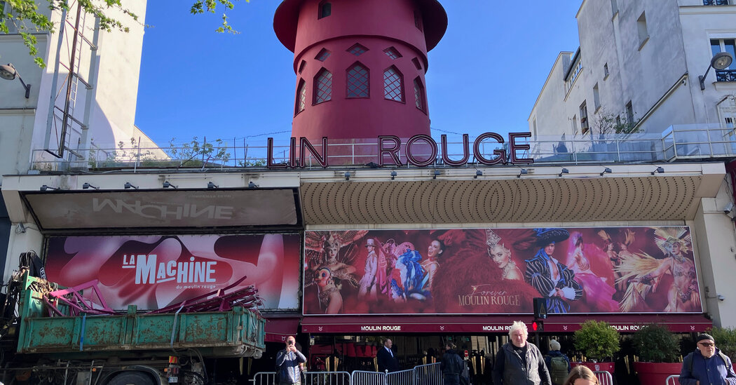Moulin Rouge’s Windmill Blades Fall Off in Paris